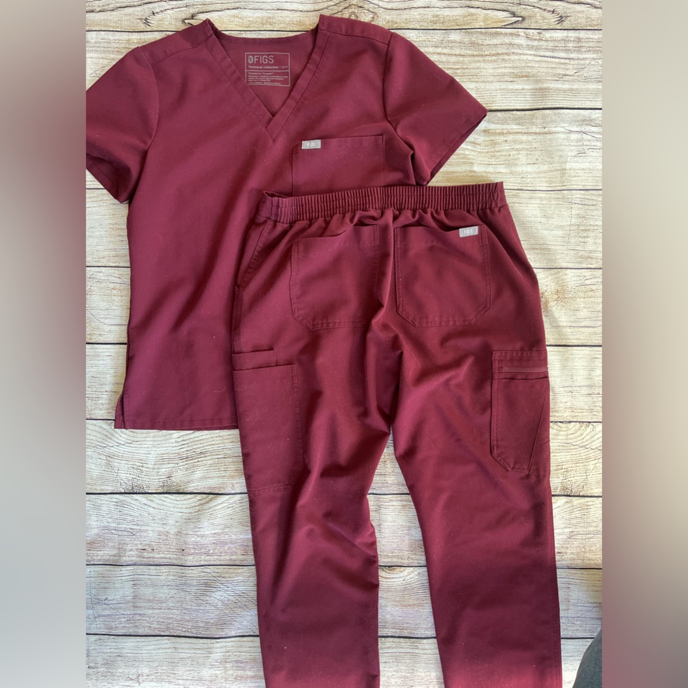 Figs burgundy scrub set small